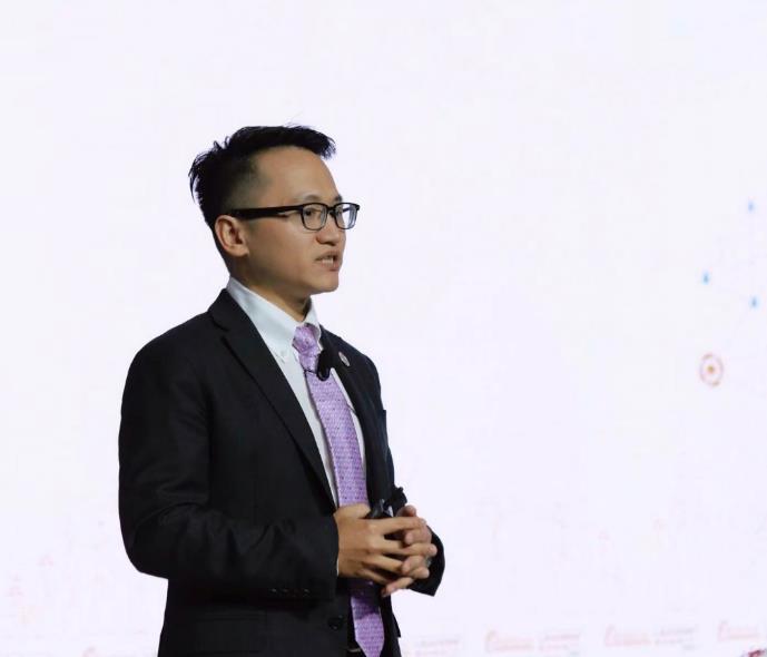 A person in a suit and tie

Description automatically generated