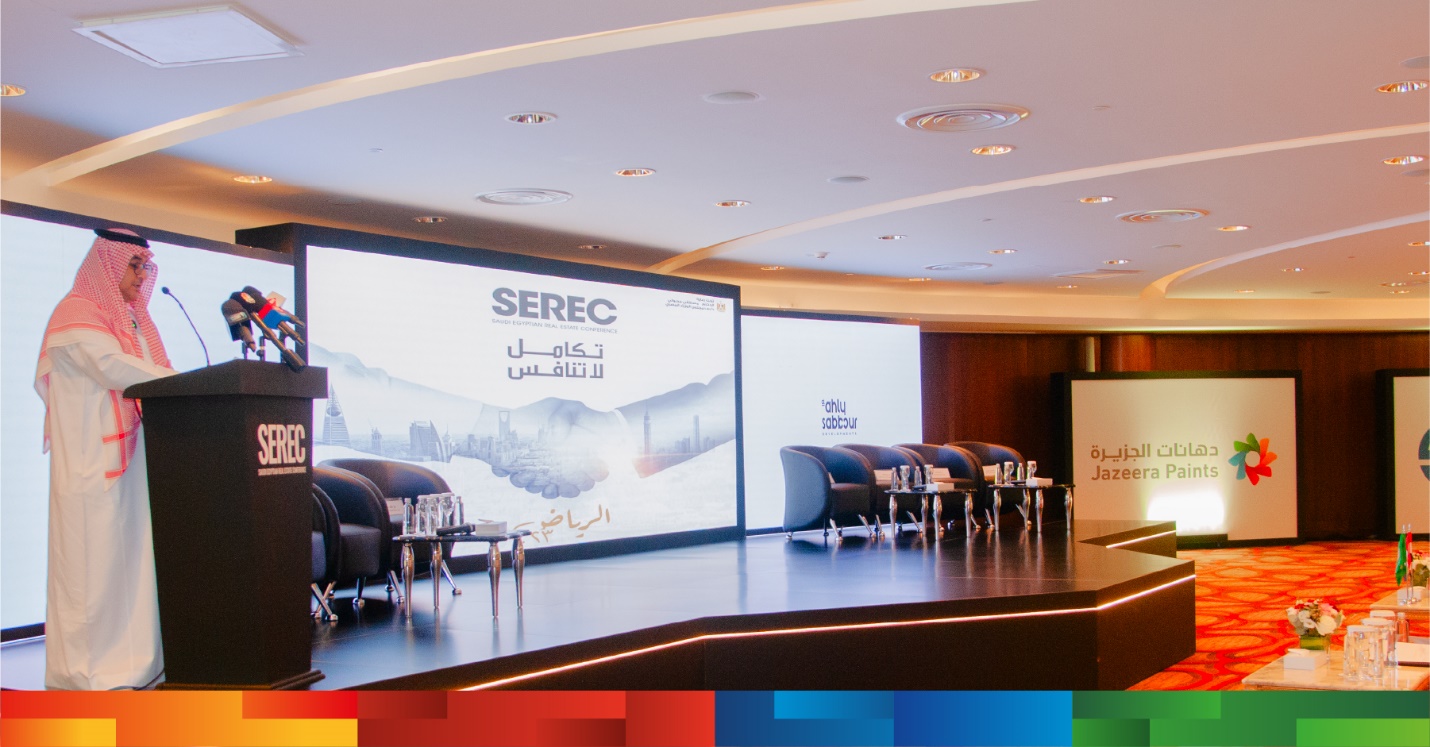 A room with a large screen

Description automatically generated