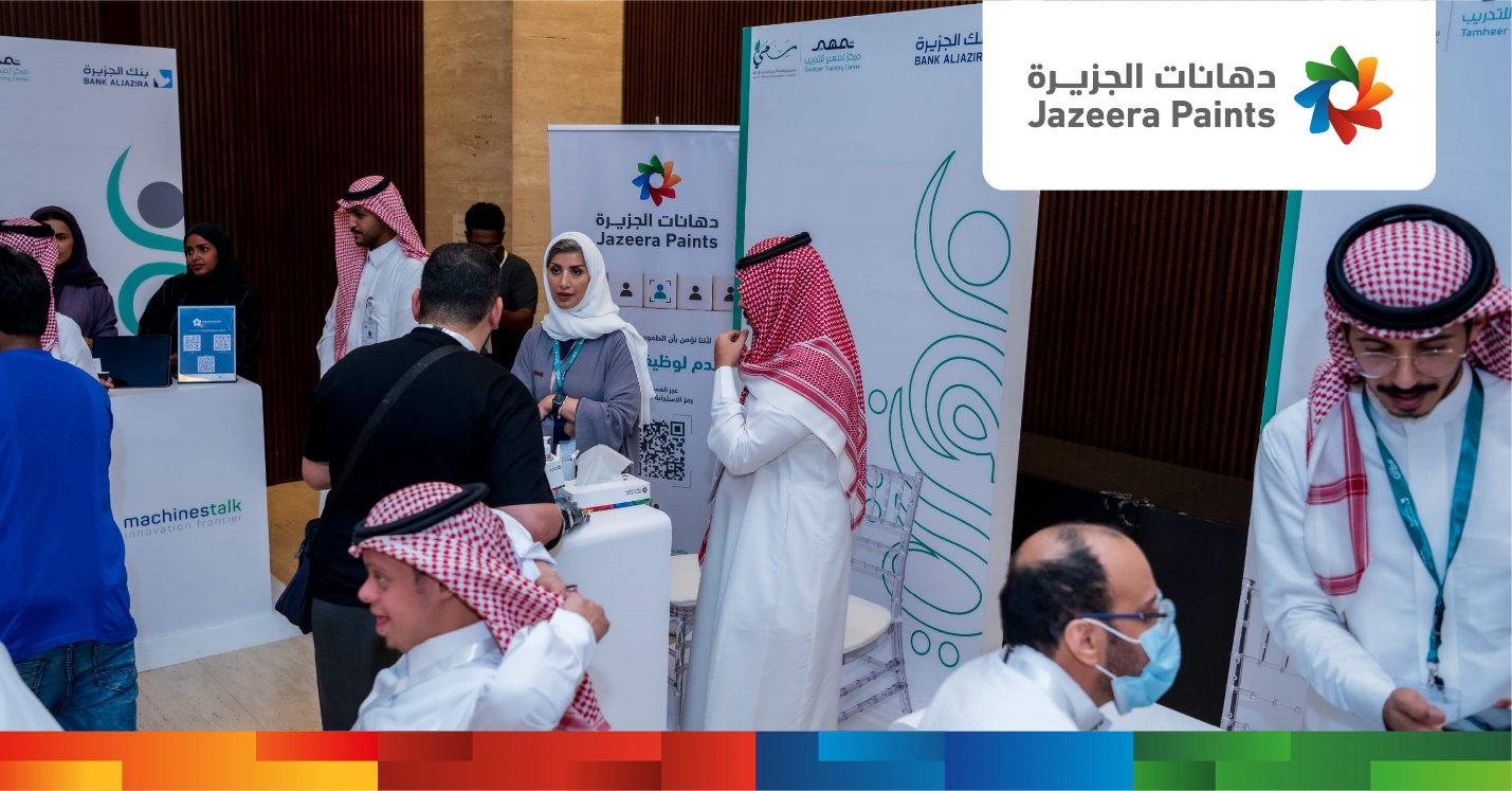 A group of people at a convention

Description automatically generated